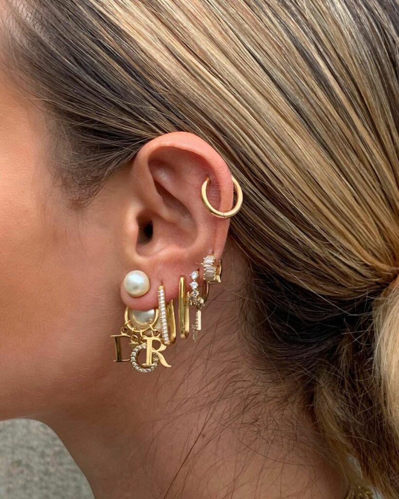 「ディオール」「ヴァレンティノ ガラヴァーニ」など人気ブランドのロゴピアスが主役!ピアス&イヤリングのおしゃれな重ね付けテクニックを拝見
スイス・チューリッヒ 「ディオール」「ヴァレンティノ ガラヴァーニ」など人気ブランドのロゴピアスが主役!ピアス&イヤリングのおしゃれな重ね付けテクニックを拝見
スイス・チューリッヒ