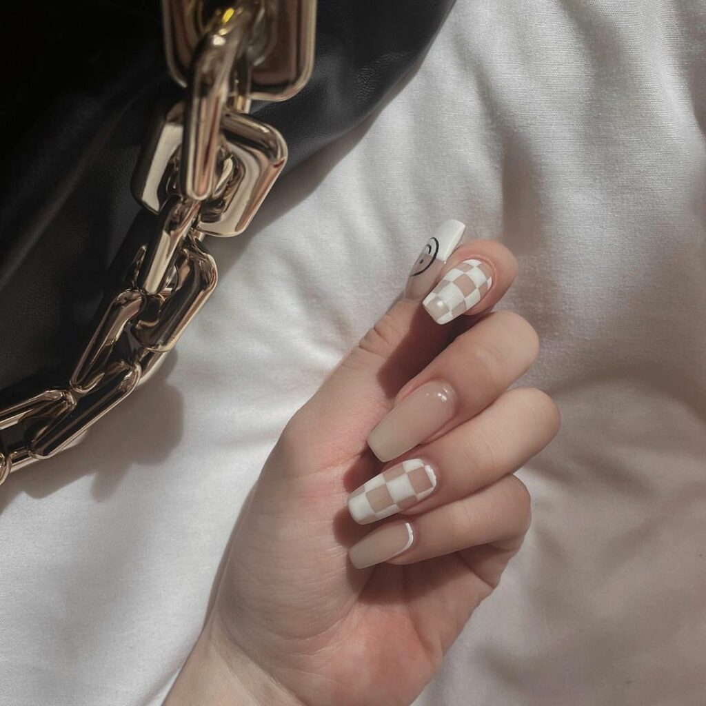 ブロックチェックネイルに注目

ファッショントレンドとしても注目度の高いブロックチェック柄今季はネイルにも取り入れてみない？ヌーディなカラーをベースにすれば、ブ