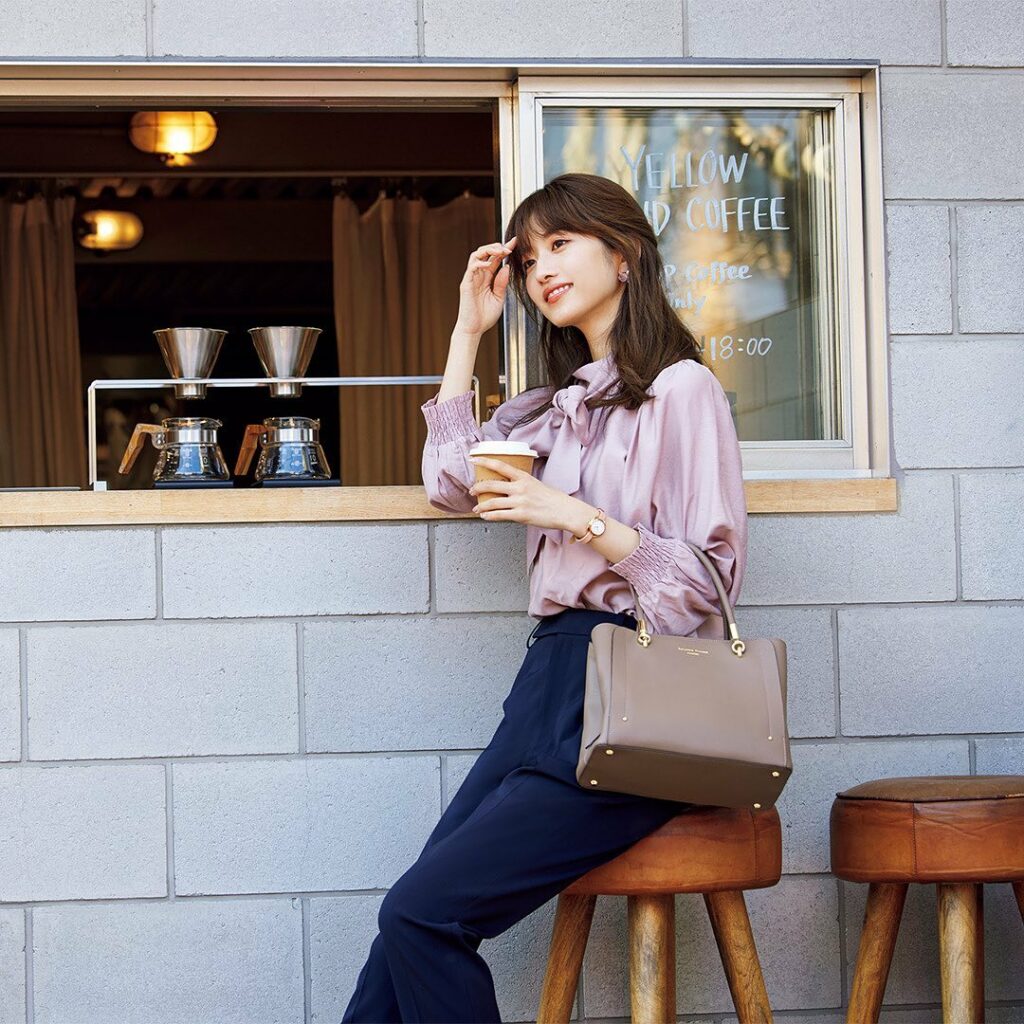 3月8日《毎日レディコーデ》
太陽が見えず、少し気分が落ち込む日はパッと目を引くピンクブラウスを着て明るい気分に
※アイテムの詳細は美人百花.comでチェック 3月8日《毎日レディコーデ》
太陽が見えず、少し気分が落ち込む日はパッと目を引くピンクブラウスを着て明るい気分に
※アイテムの詳細は美人百花.comでチェック