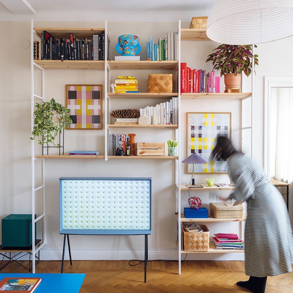 【世界の憧れスイートホーム】
ストックホルムに住むエレナ・ラミレスさんのお部屋
プレーンさが好まれるストックホルムのお部屋事情とは一線を画す、カラフルでクリエイ