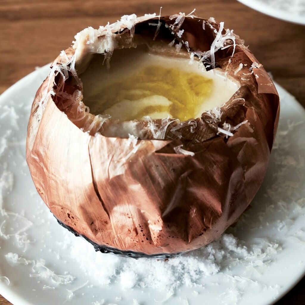 【#スープレシピ 】玉ねぎの皮を器にしたスープを作ってみようこちらは東京・池ノ上のイタリアン「オット」の名物前菜。
・
玉ねぎを皮つきのままオーブンに入れて、低 【#スープレシピ 】玉ねぎの皮を器にしたスープを作ってみようこちらは東京・池ノ上のイタリアン「オット」の名物前菜。
・
玉ねぎを皮つきのままオーブンに入れて、低