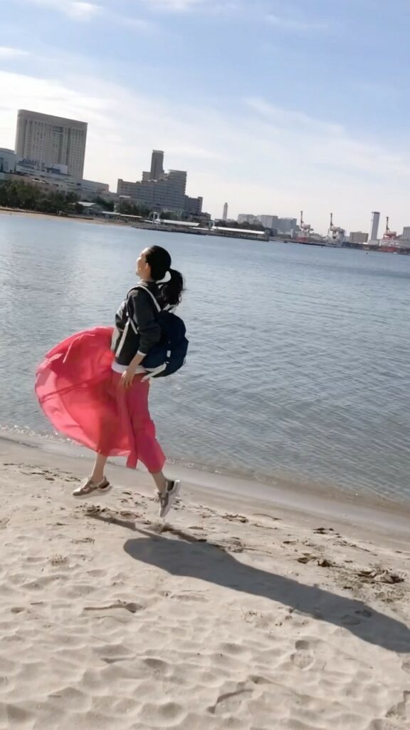 今月も出ました、風使い花ちゃん！

2月の海は寒いし風も強い…
なのにサイコーの笑顔でスカートのひらひら感もばっちり

いつもありがとう
@hana_matsu