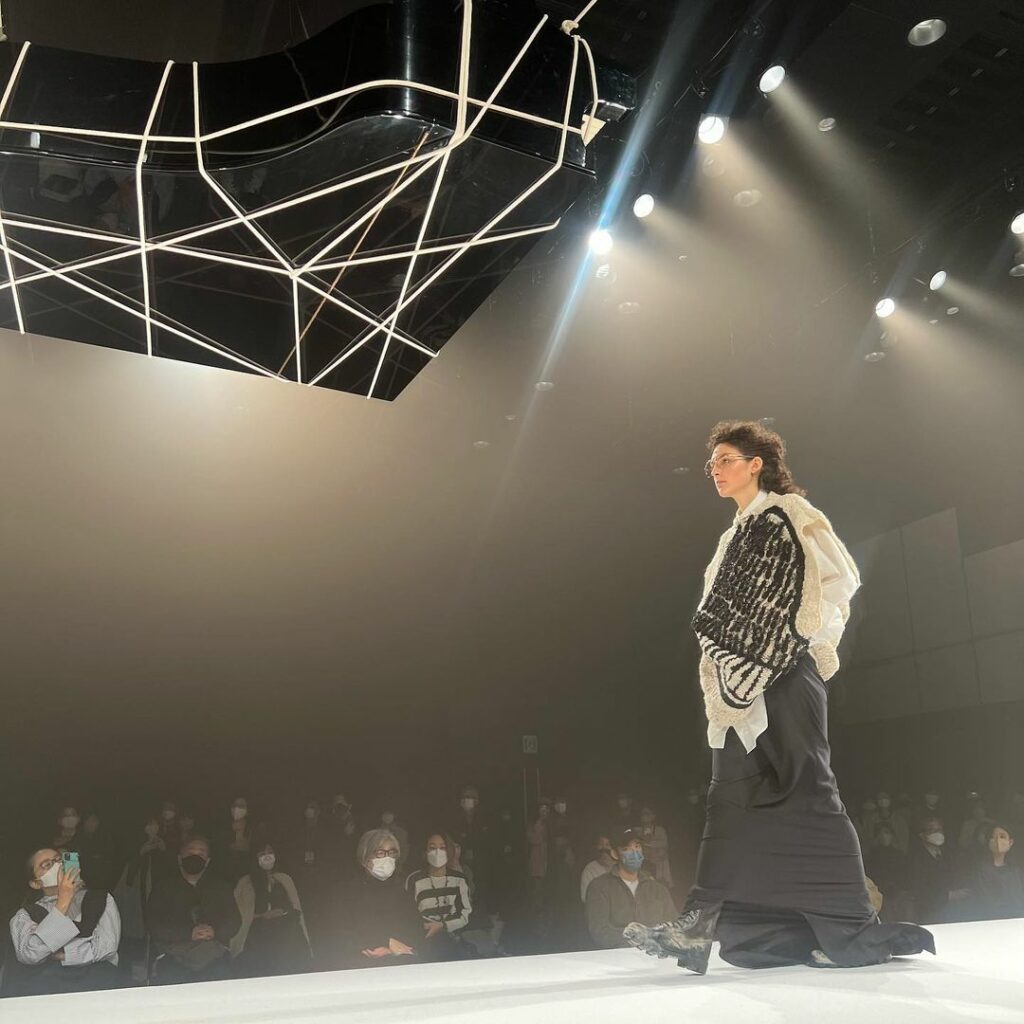 「音痴なんです。合唱コンクールで『口パクでいいよ』と言われたことがショックで、音楽が怖いんです」そう語るのは、ニットブランド #pillings デザイナーの村 「音痴なんです。合唱コンクールで『口パクでいいよ』と言われたことがショックで、音楽が怖いんです」そう語るのは、ニットブランド #pillings デザイナーの村