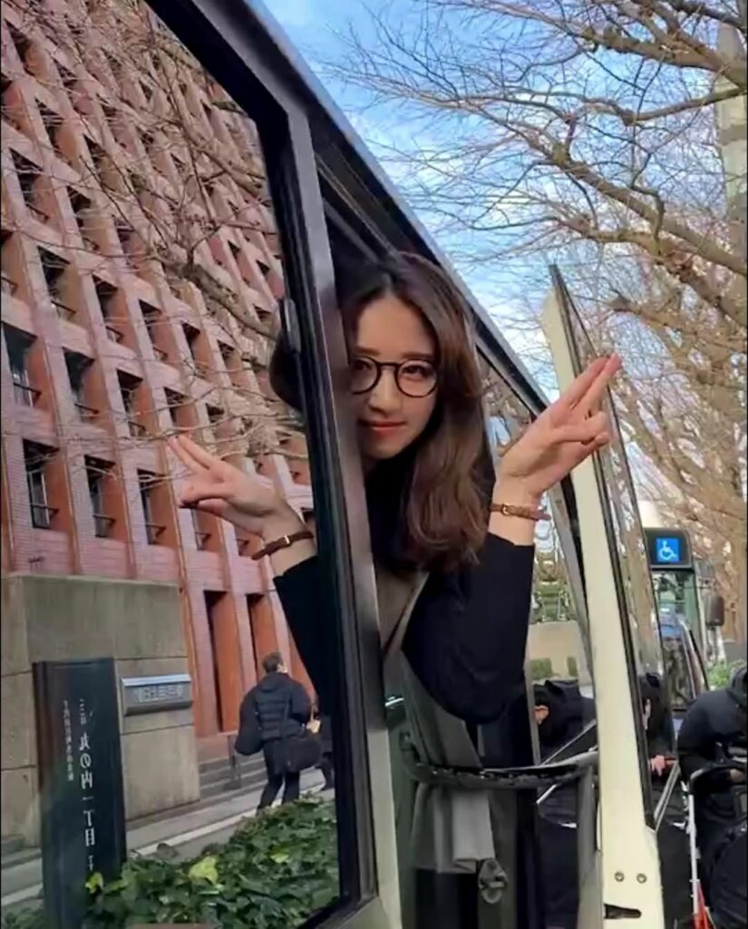 働く特集で、早朝からロケを
頑張ってくれた鹿ちゃん

ロケバス内では、「ダサいピース」を研究。

準備できたよ、撮影お願いしまーす！
と呼ぶと、こんな風に出てき