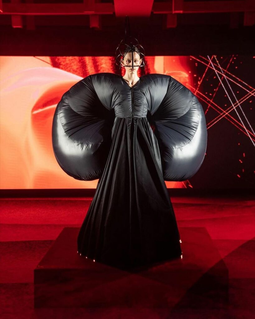 コレクション・リポート:「ヨシオクボ」のショーでは、NFTウエアとNFCチップでテクノロジーの可能性を感じました!2022-23年秋冬コレクションを1月のパリ・ コレクション・リポート:「ヨシオクボ」のショーでは、NFTウエアとNFCチップでテクノロジーの可能性を感じました!2022-23年秋冬コレクションを1月のパリ・