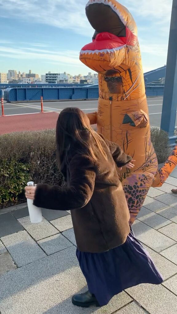 今月のCLASSY.では着回しDiaryに恐竜が出現
中に入ってるのはメンズモデルのジュアンくん。
@sotaroo 

隣でライター棚田さんから動きのレクチャ