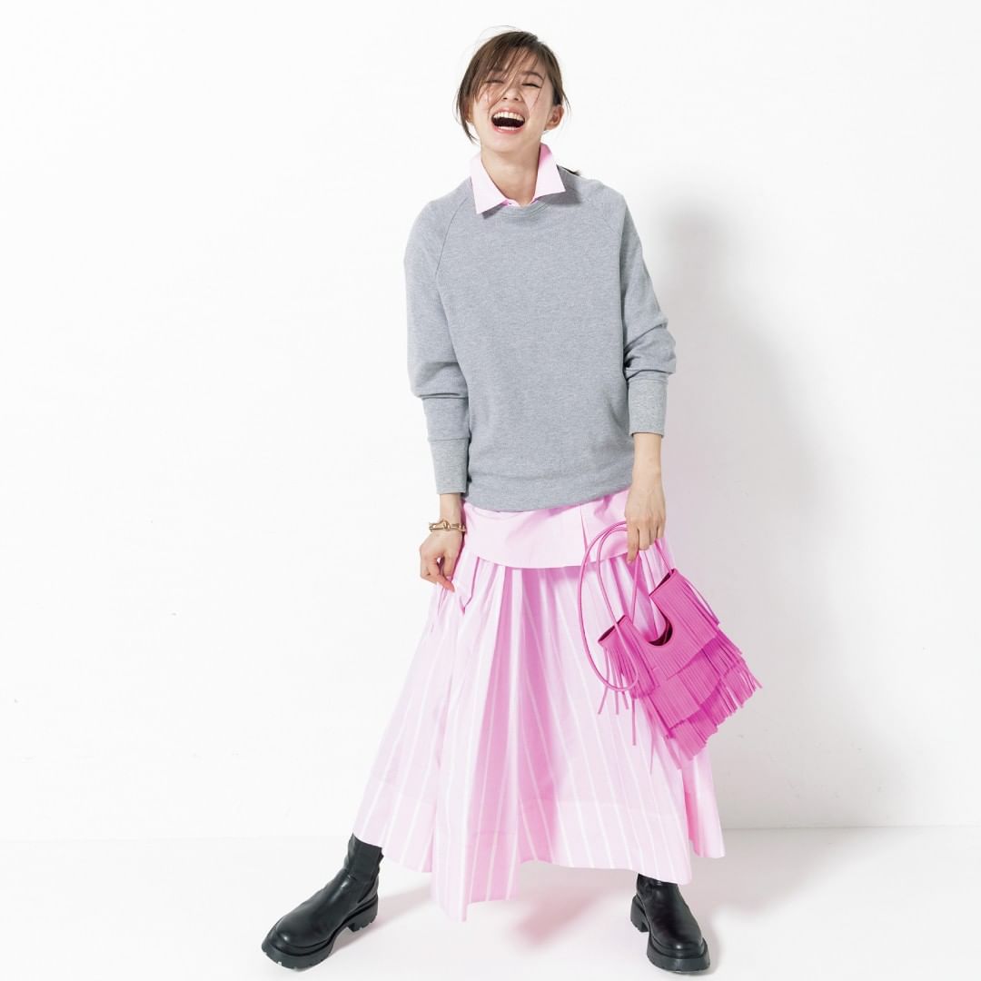 3 21 今日のコーデ 媚びない女らしさを連れてくる 張りのあるパウダーピンクが新鮮 グレーカットソー ピンクシャツ スカート パリッとしたシャツや Magmoe
