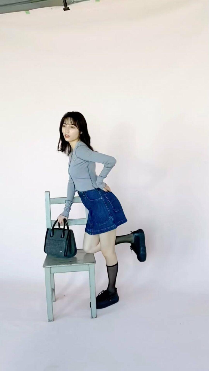 @seventeenjp_lookbook に投稿された汐梨のデニムコーデ ムービーPart2この春真似したくなるコーディネートがたくさん載ってるからチェックし