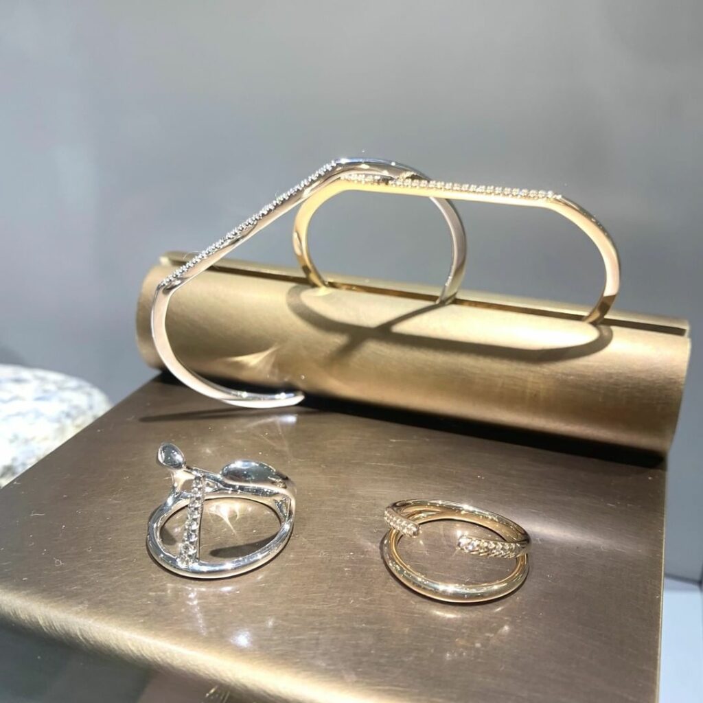 Hirotakaの表参道ヒルズ店が売り場面積が2倍になってリニューアルオープンしましたよ
定番の人気コレクションはもちろん、エナメルとゴールドを融合させた新作「