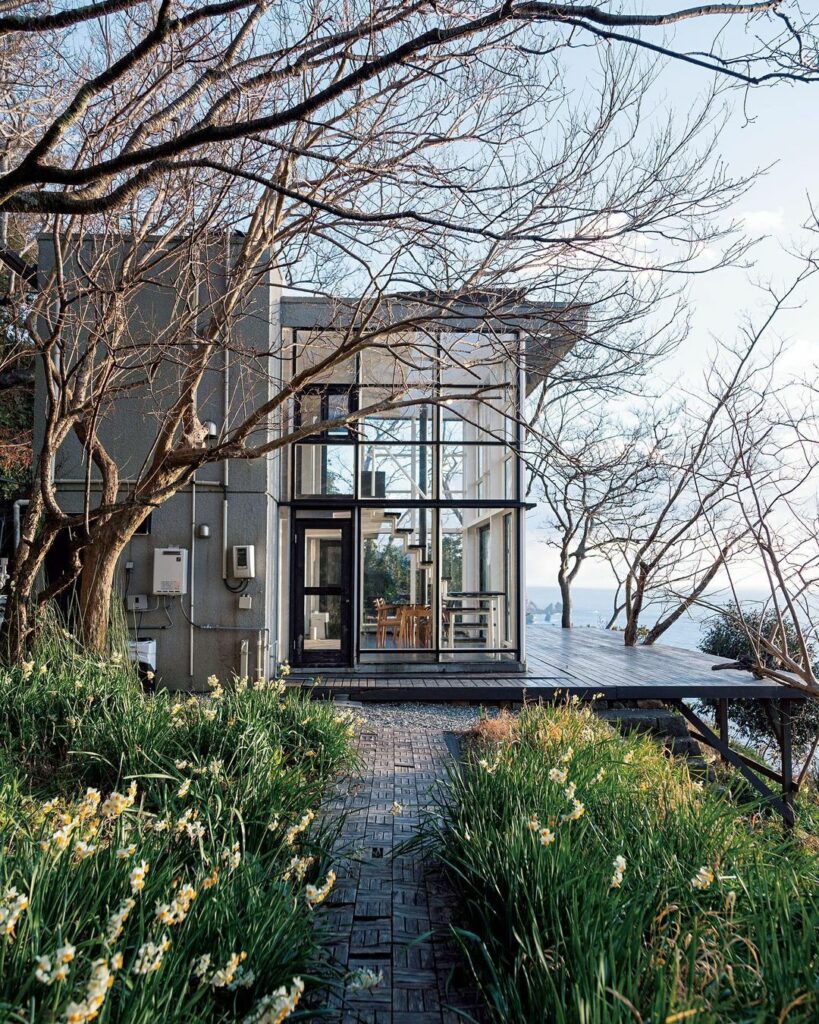 フィガロジャポン5月号【自然に帰る旅。Nature Retreat】
《崖の上のモダニズム建築で、青い海と四季の花々をひとり占め》
南伊豆の緑深い山、国立公 フィガロジャポン5月号【自然に帰る旅。Nature Retreat】
《崖の上のモダニズム建築で、青い海と四季の花々をひとり占め》
南伊豆の緑深い山、国立公