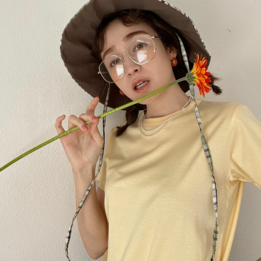 ViVi5月号 「大人気カリスマ店員さんに聞いた
　リアル推しだけ」企画より
サチのオフショットをお届け

カリスマ店員さんもリアル買いした
売れるアイテムをご