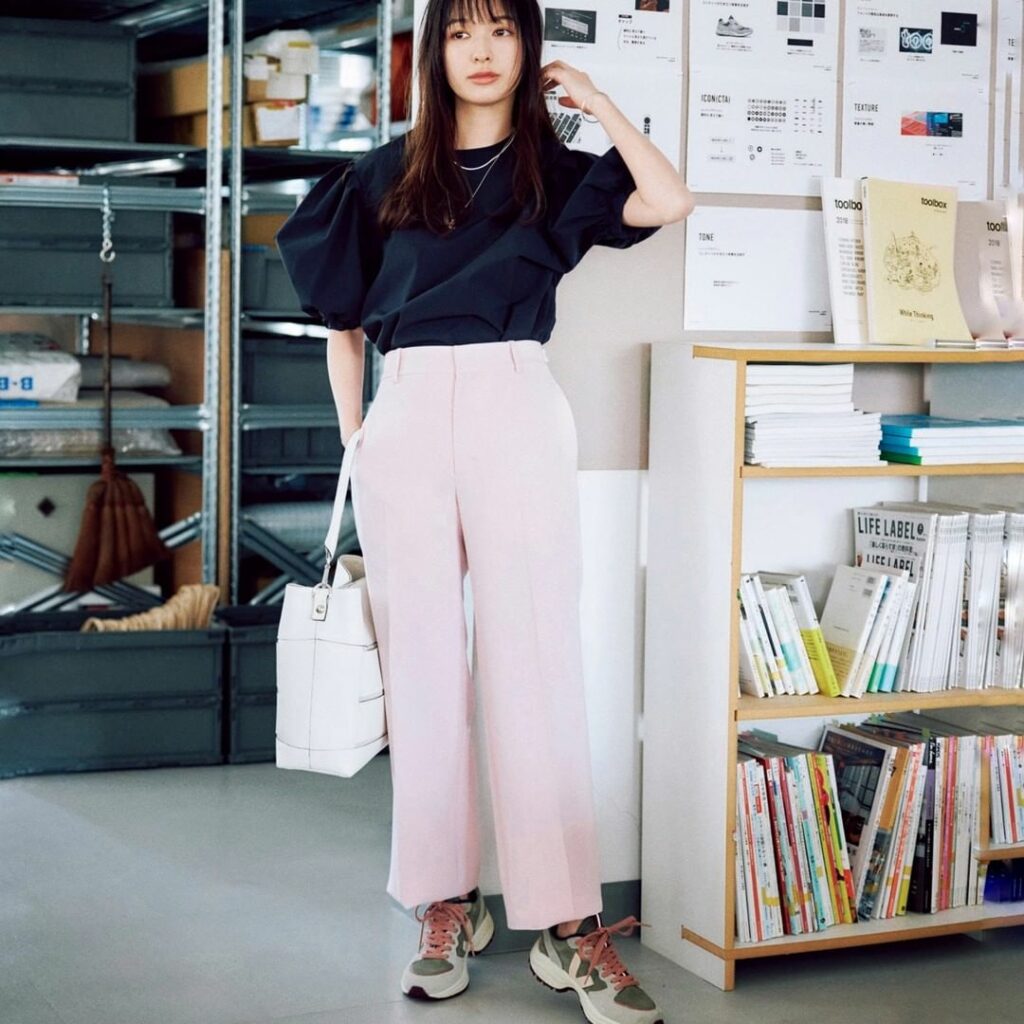 【#BAILA今日のコーデ　この着こなしが好き！と思ったら、コメントにをください】

働くシーンにちょうどいい、１カ所だけ甘いブラウス

TODAY'S POI