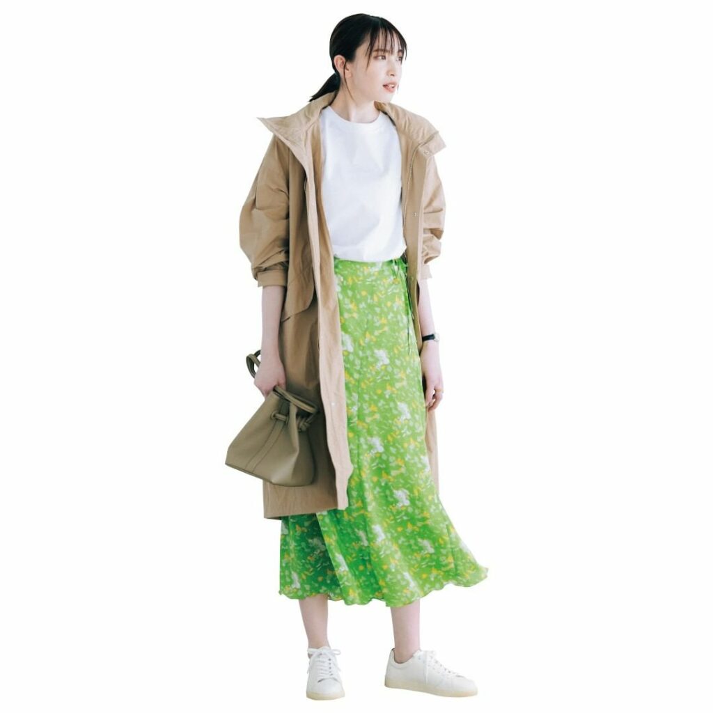 【#BAILA今日のコーデ　この着こなしが好き！と思ったら、コメントにをください】

明るい小花柄スカートを好相性の白スニーカーと

TODAY'S POINT