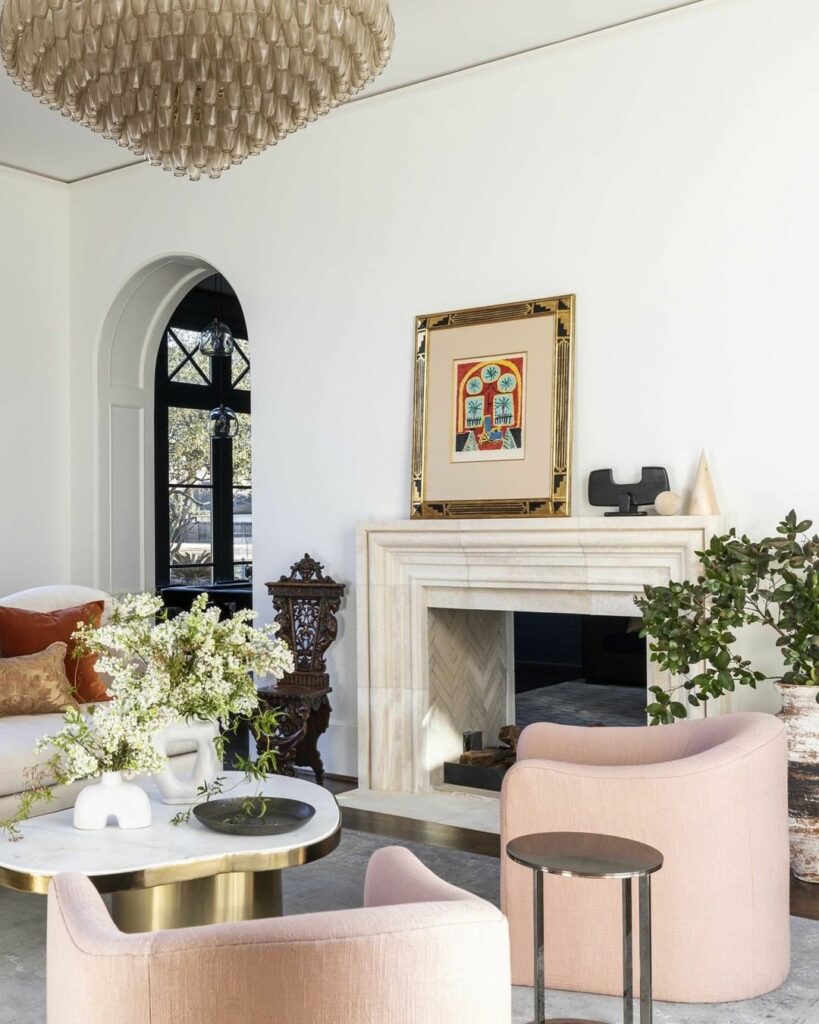 活気あふれるオアシスに生まれ変わった、テキサスの一戸建て住宅へ。タイル張りの汚れ止めパネルや色鮮やかなアート作品、そして質感にこだわった家具など、新旧の要素をミ