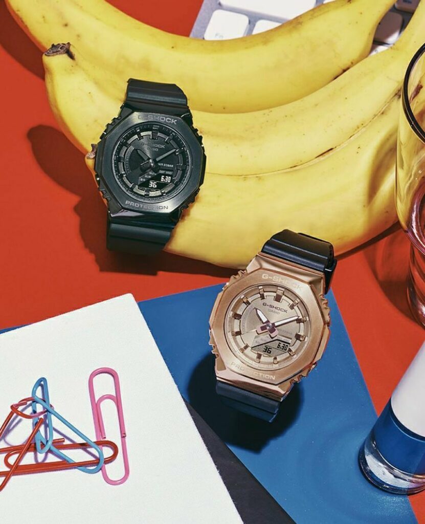 【新生活、これ欲しい】ペアで着けたい〈G-SHOCK〉の腕時計。初代モデルにも採用された“八角系フォルム”が目印の〈GA-2100〉シリーズの中でも特に小型化＆