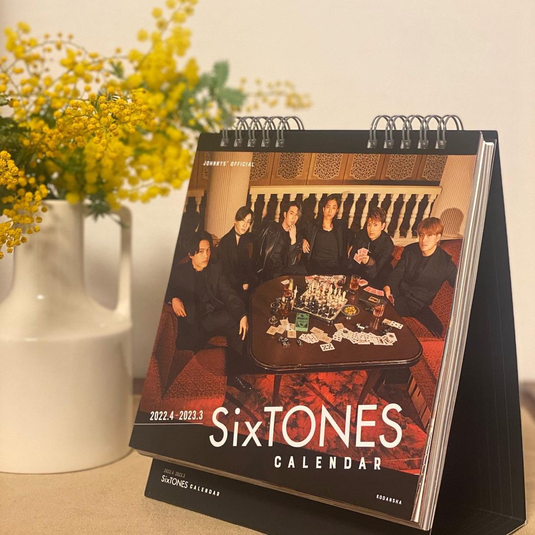 明日は4月1日！ 4月はじまりのSixTONESカレンダーもいよいよスタートです。 1〜2日で1枚という、ほぼ日めくり208ページの卓上カレンダー。季節感や特  MAGMOE