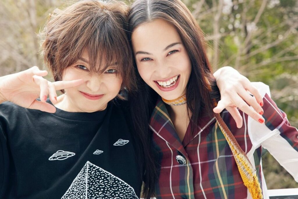 先ほどの動画の裏話をもうちょっと詳しく。Happyオーラを放つなんとも贅沢なツーショット! 山口智子さん×水原希子さん対談のオフショットです。ドラマ「心がポキッ 先ほどの動画の裏話をもうちょっと詳しく。Happyオーラを放つなんとも贅沢なツーショット! 山口智子さん×水原希子さん対談のオフショットです。ドラマ「心がポキッ