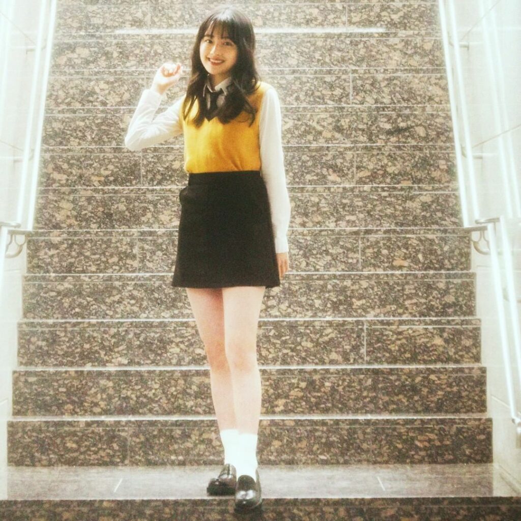 じゅったんが #韓国っぽコーデ にトライ
 あの有名なアイドル出身校の制服っぽいからし色ベスト
 小物を黒で統一したK-girlストリートコーデ
 ミニスカ× じゅったんが #韓国っぽコーデ にトライ
 あの有名なアイドル出身校の制服っぽいからし色ベスト
 小物を黒で統一したK-girlストリートコーデ
 ミニスカ×