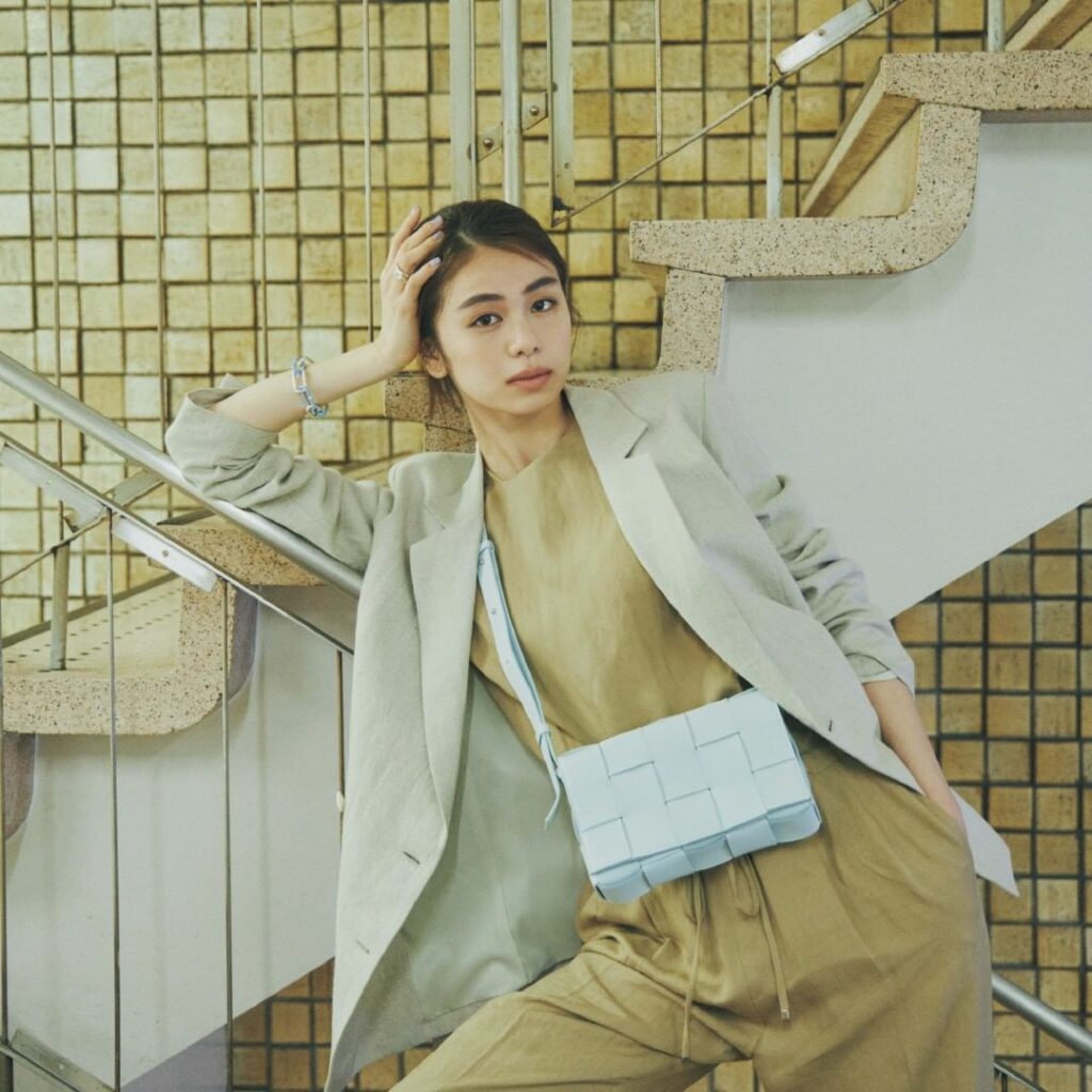 【#BAILA今日のコーデ　憧れブランドの新作バッグ BOTTEGA VENETA】

くもりのないカラーとキャッチーなデザインに心躍らせて

鮮度抜群のアイテ