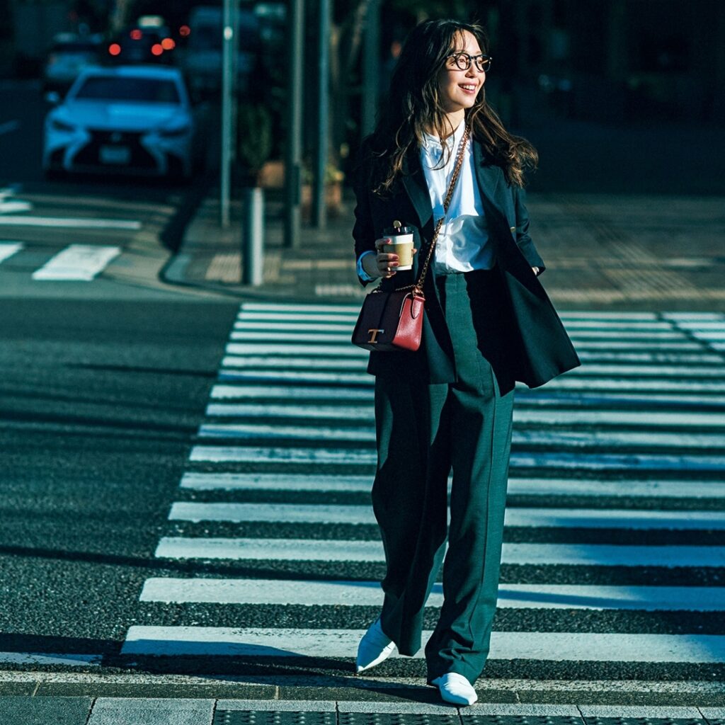 ／⁠
このコーデを真似したいと思ったら、⁠
コメントにをください！⁠
＼⁠
.⁠
4月7日（木）、⁠
通勤の定番「ジャケット×パンツ」コーデは、⁠
少しだけオー