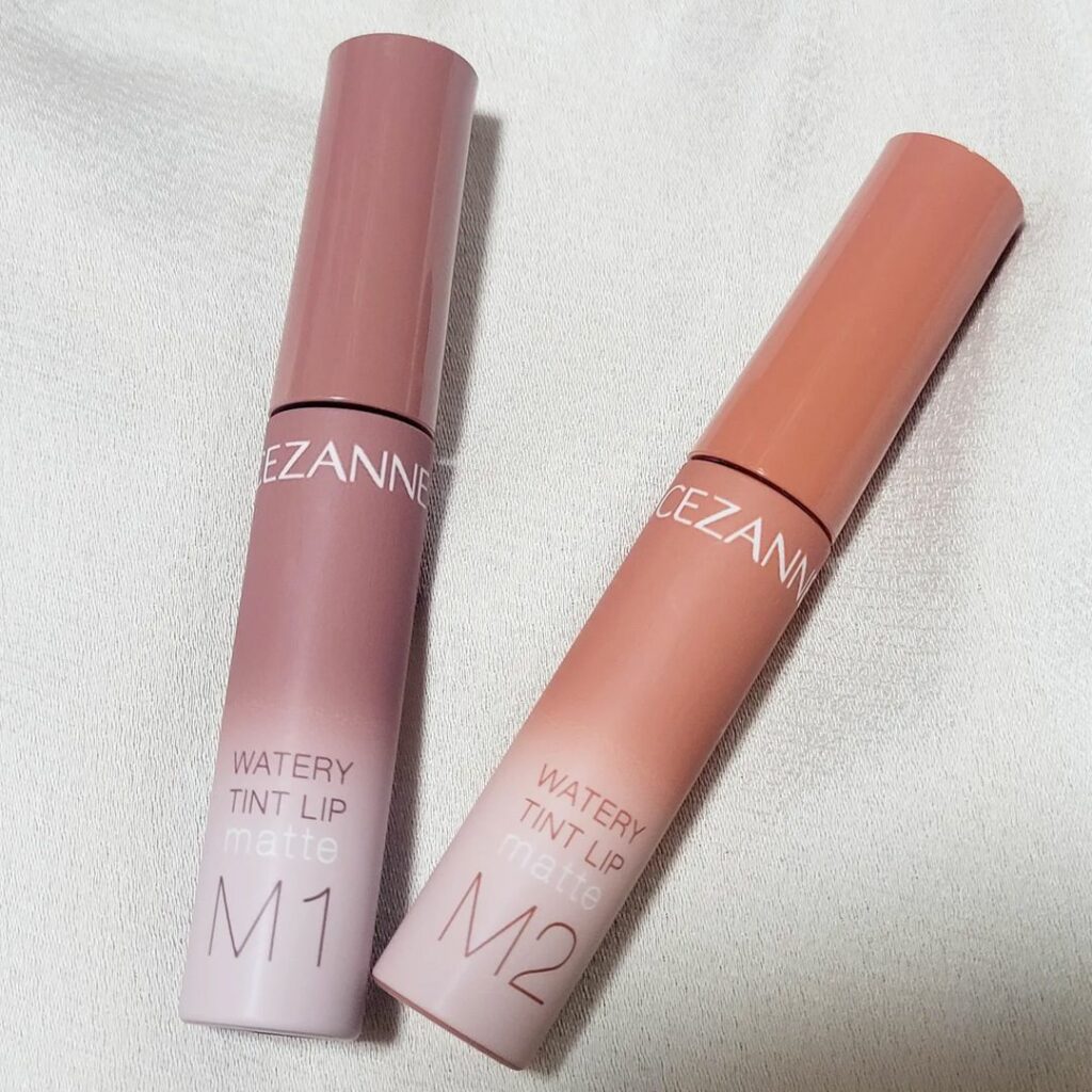 ＼どっちの色が好み？／
マットリップはおしゃれだけど、乾燥しそうだし、仕上がりが重そう…そんな方のために軽い仕上がりの潤い持続マットティントがセザンヌから誕生！