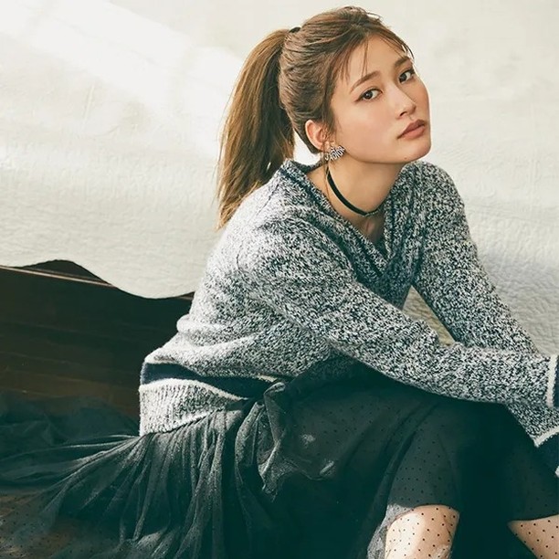 4月8日、今日の東京は晴れ。最高気21度、最低気温10度の予報です（気象庁調べ・17時発表）。

快晴予報の金曜日のコーデは、チュールスカートで華やさを。無条件