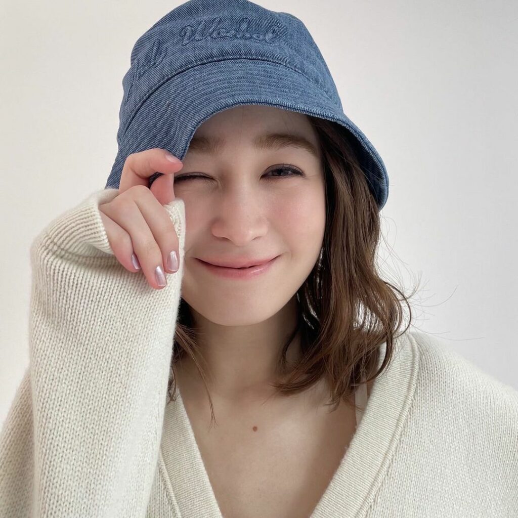 ViVi5月号
「＃この春の私は世界イチ可愛い♡」企画より
サチのオフショットをお届け

今イケてる子たちはみ〜んな肌見せコーデに夢中
足を出したり肌を部分だけ