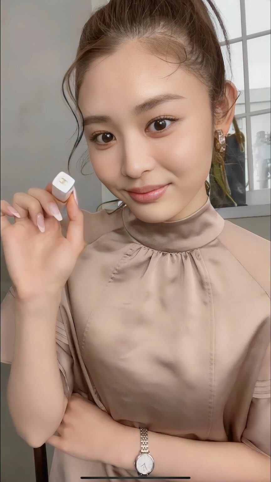 食後のリップ直しもサッとひと塗りで完了
カフェで友達や彼を待ちながら
飲み物など飲んでいると、
知らぬ間にリップが落ちちゃっている!
なんてことありますよね
「 食後のリップ直しもサッとひと塗りで完了
カフェで友達や彼を待ちながら
飲み物など飲んでいると、
知らぬ間にリップが落ちちゃっている!
なんてことありますよね
「