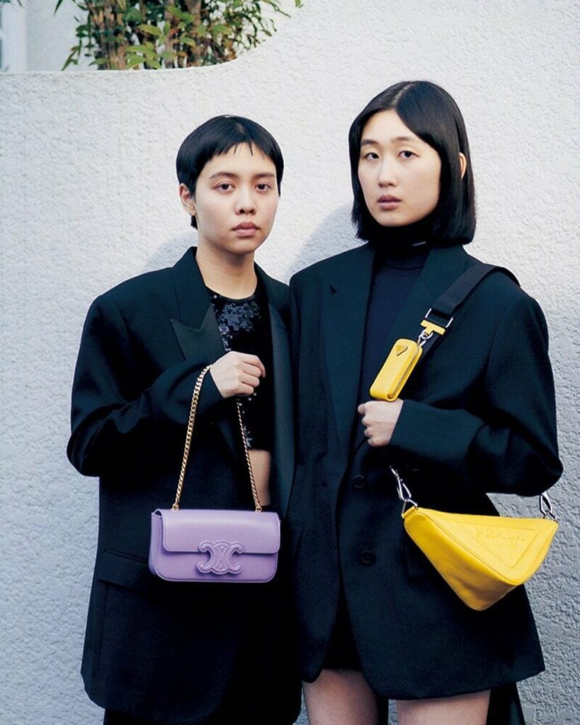 【新しいバッグと、春の街へ】
2022年春夏チェックしておきたいバッグを紹介。
右 〈PRADA〉 ブランドを象徴するトライアングルのフォルムのバッグ。中央に 【新しいバッグと、春の街へ】
2022年春夏チェックしておきたいバッグを紹介。
右 〈PRADA〉 ブランドを象徴するトライアングルのフォルムのバッグ。中央に