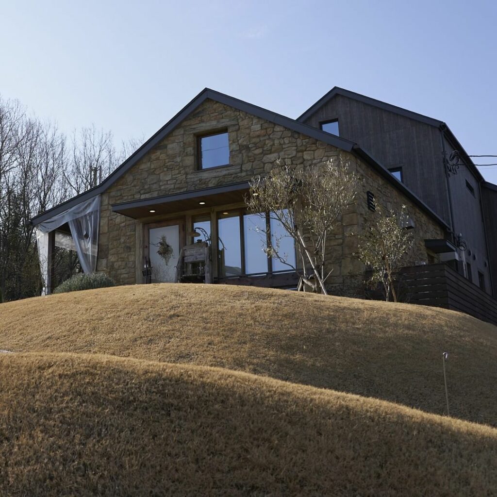 【#最新号掲載 #噂のパン屋】 丘の上の邸宅? 美術館? いえいえ、パン屋です
・
こちらは横浜市の閑静な住宅街にある、その名も「丘の上のパン屋」。オーナーシェ 【#最新号掲載 #噂のパン屋】 丘の上の邸宅? 美術館? いえいえ、パン屋です
・
こちらは横浜市の閑静な住宅街にある、その名も「丘の上のパン屋」。オーナーシェ