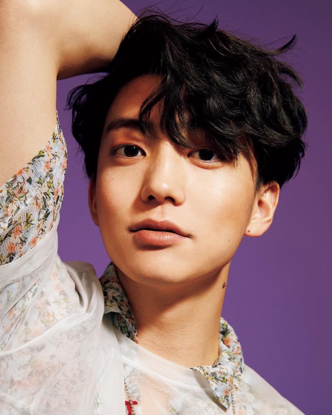 伊藤健太郎 春の新しい選択肢 新しいものに挑戦したくなる春のモーメントが到来 そして花が咲く柔らかい日の光の中 俳優 伊藤健太郎がnylonでメイクア Magmoe