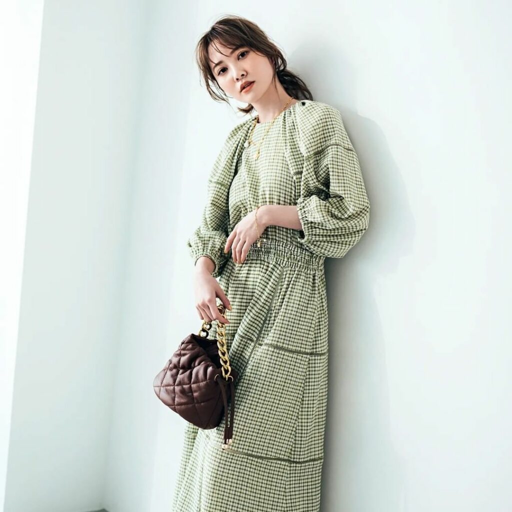 4月17日、今日の東京は晴れのちくもり。夜雨。最高気18度、最低気温8度の予報です（気象庁調べ・17時発表）。

日中暖かな晴れ間が期待できそうな今日のコーデは