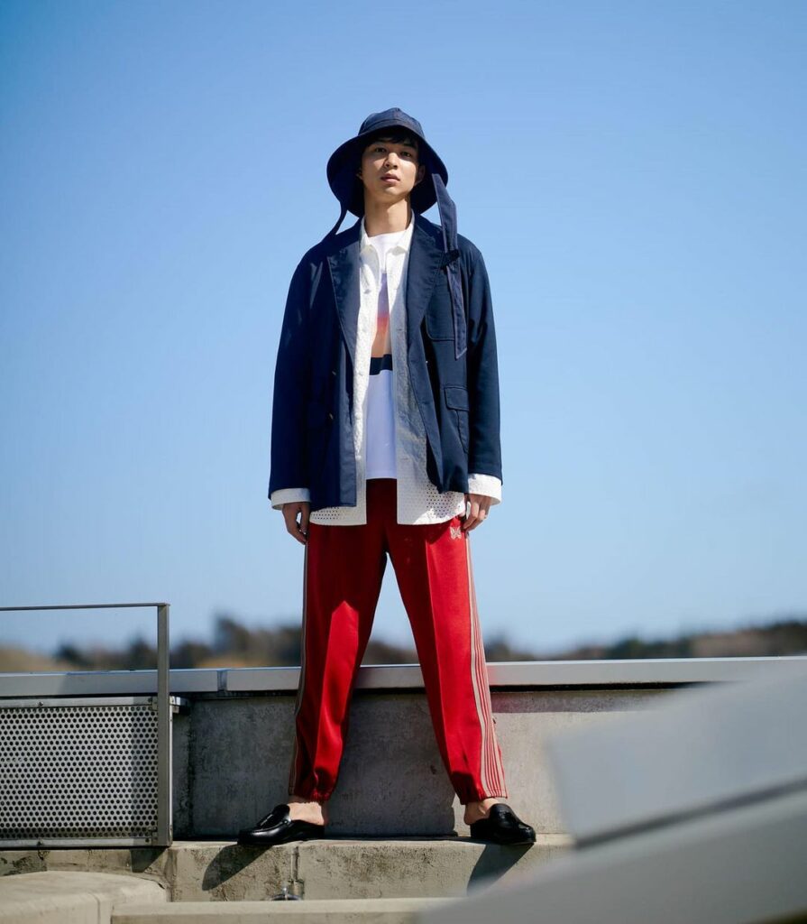 ネイビーブレザーの、今季らしい着こなし方って？【春のトレンドアイテム着こなしA side/B side Vol.1】

[B side] スポーティなアイテムと