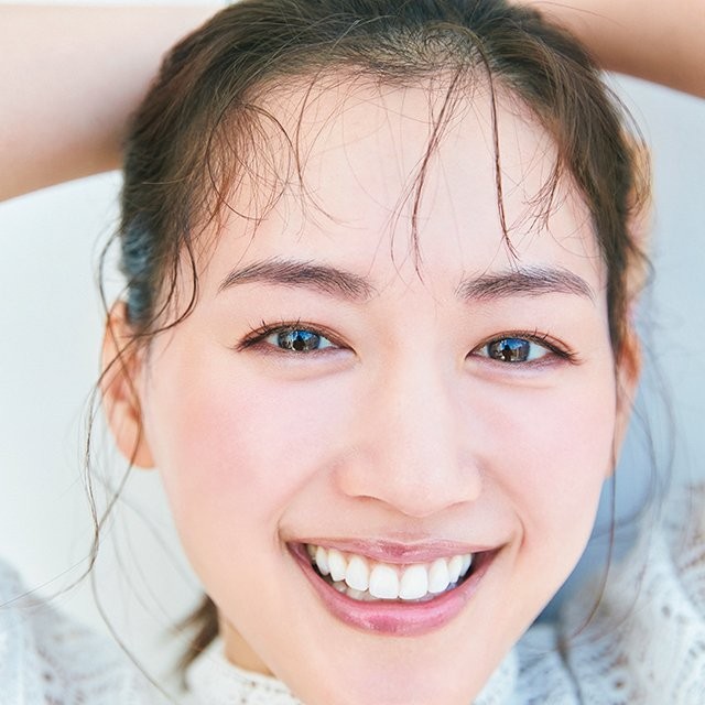 綾瀬はるかさんスペシャルインタビュー 眉を描くと気持ちがキリっと引き締まる 日頃から実践している健康 美容法は 天衣無縫の輝きを持つ 綾瀬はるかさん Magmoe