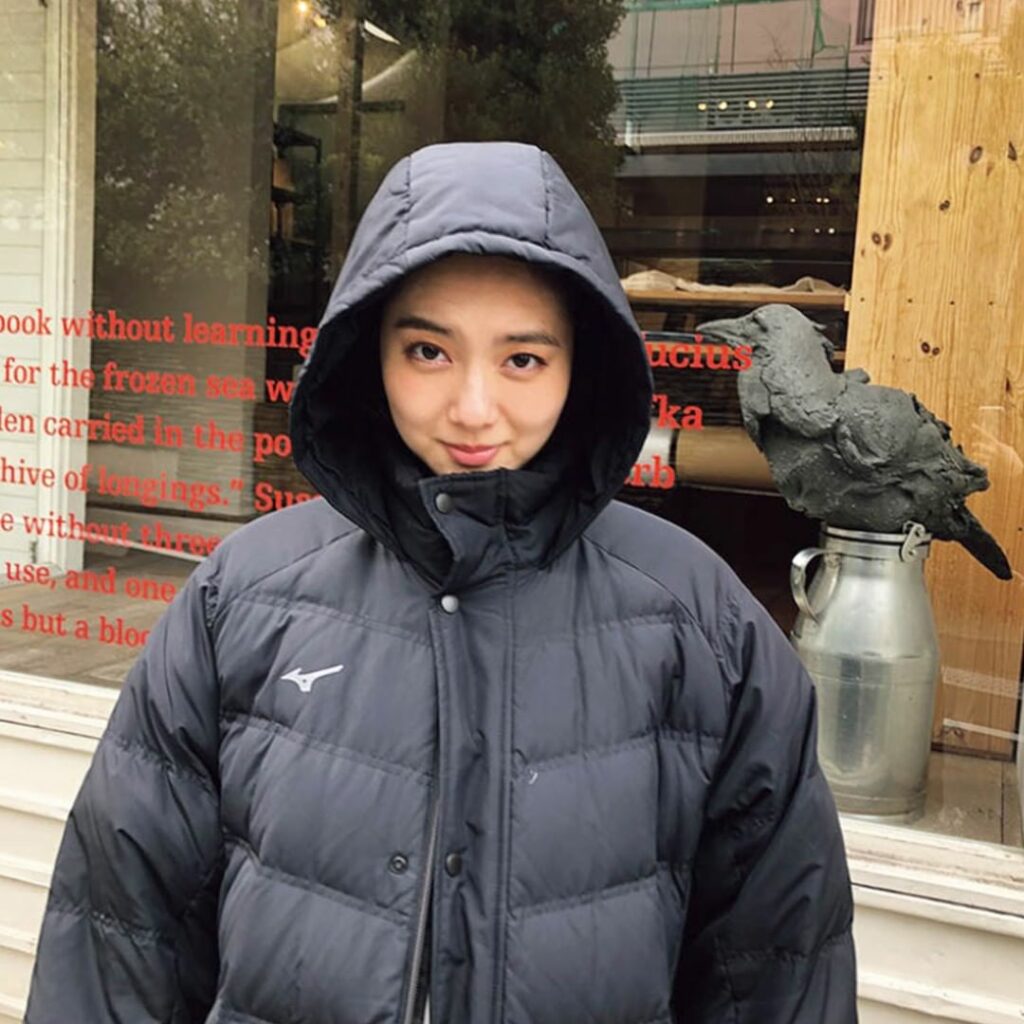 コートにすっぽり。てるてる坊主風！
【MORE5月号オフショット】

寒い日の撮影で、すっぽりとコートにくるまった優愛氏。
お店のショーウインドーにいた置物のカ