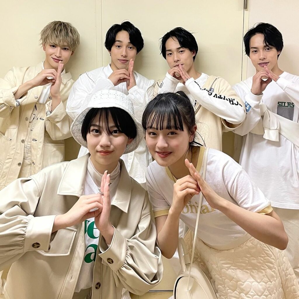 このポーズの意味は…

#舞台BlingBling の日に
ST㋲みのちゃん＆じゅったんと記念撮影した
#増子敦貴 くんと #佐藤三兄弟

実はこの6人、同じ所