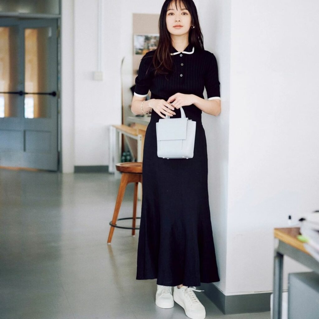 【#BAILA今日のコーデ　この着こなしが好き！と思ったら、コメントにをください】

フレンチシックなモノトーンコーデでスニーカーを品よく

襟と袖のパイピング