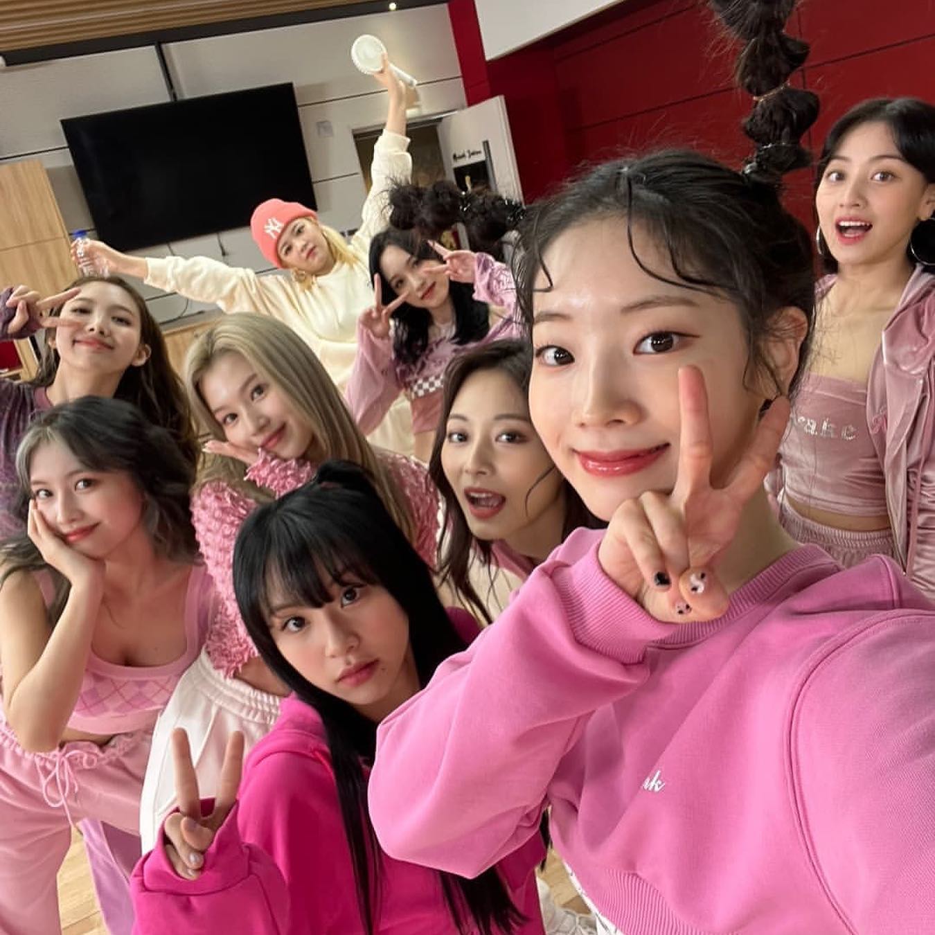 約2年ぶりのtwice来日公演が今日からスタート Twiceといえば メンバー同士の仲の良さも魅力来日を記念して 彼女たちの仲良しショットを一挙ご紹介 Rep Magmoe 約2年ぶりのtwice来日公演が今日からスタート Twiceといえば メンバー同士の仲の良さも魅力来日を記念して 彼女たちの仲良しショットを一挙ご紹介 Rep Magmoe