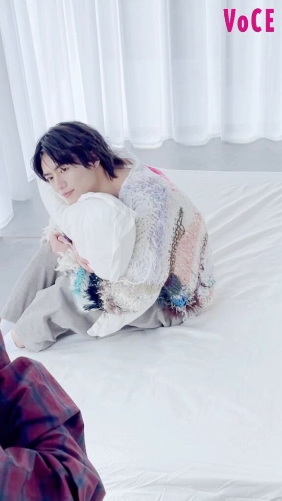 #原因は自分にある 。の#杢代和人 さんのオフショット動画をまだまだみなさまにお届け

美容に興味津々の杢代さん。化粧水の塗り方にもこだわり、メイクアイテムはデ