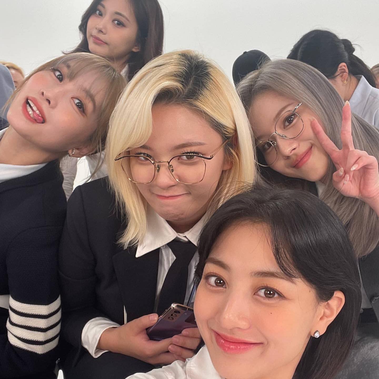 約2年ぶりのtwice来日公演が今日からスタート Twiceといえば メンバー同士の仲の良さも魅力来日を記念して 彼女たちの仲良しショットを一挙ご紹介 Rep Magmoe