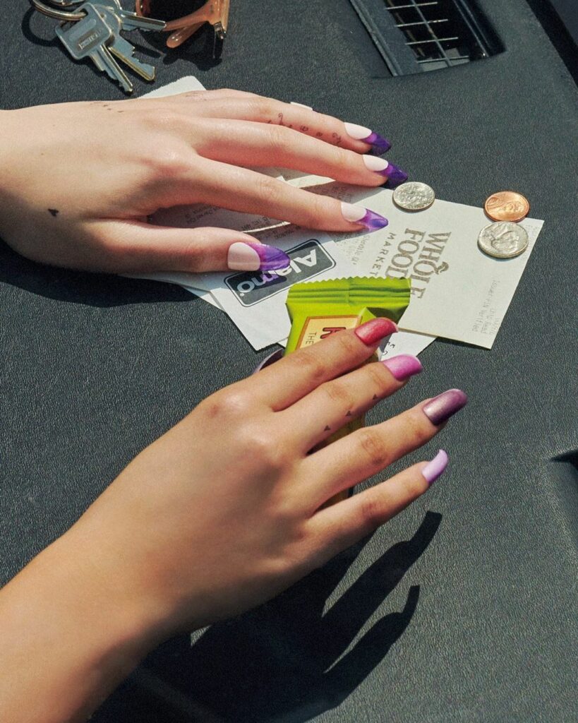 【眩しい季節のセルフネイル】
Y2K INSPIRED
“2000年代“テイストを取り入れるなら、スウィートなピンクや紫、偏光カラーをチョイスロングネイルにして 【眩しい季節のセルフネイル】
Y2K INSPIRED
“2000年代“テイストを取り入れるなら、スウィートなピンクや紫、偏光カラーをチョイスロングネイルにして