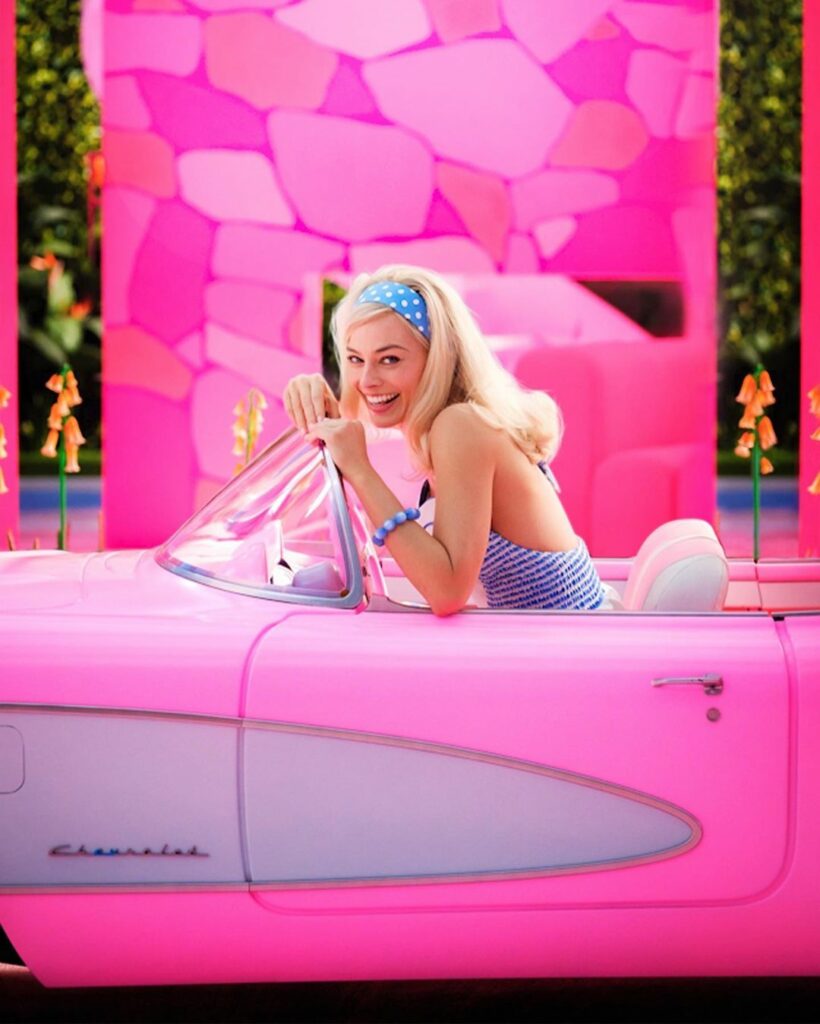 #ELLEnews マーゴット・ロビーがバービーを演じることで話題の映画『Barbie(原題)』ついにファーストルックが公開!ドット柄のカチューシャをつけてピン #ELLEnews マーゴット・ロビーがバービーを演じることで話題の映画『Barbie(原題)』ついにファーストルックが公開!ドット柄のカチューシャをつけてピン