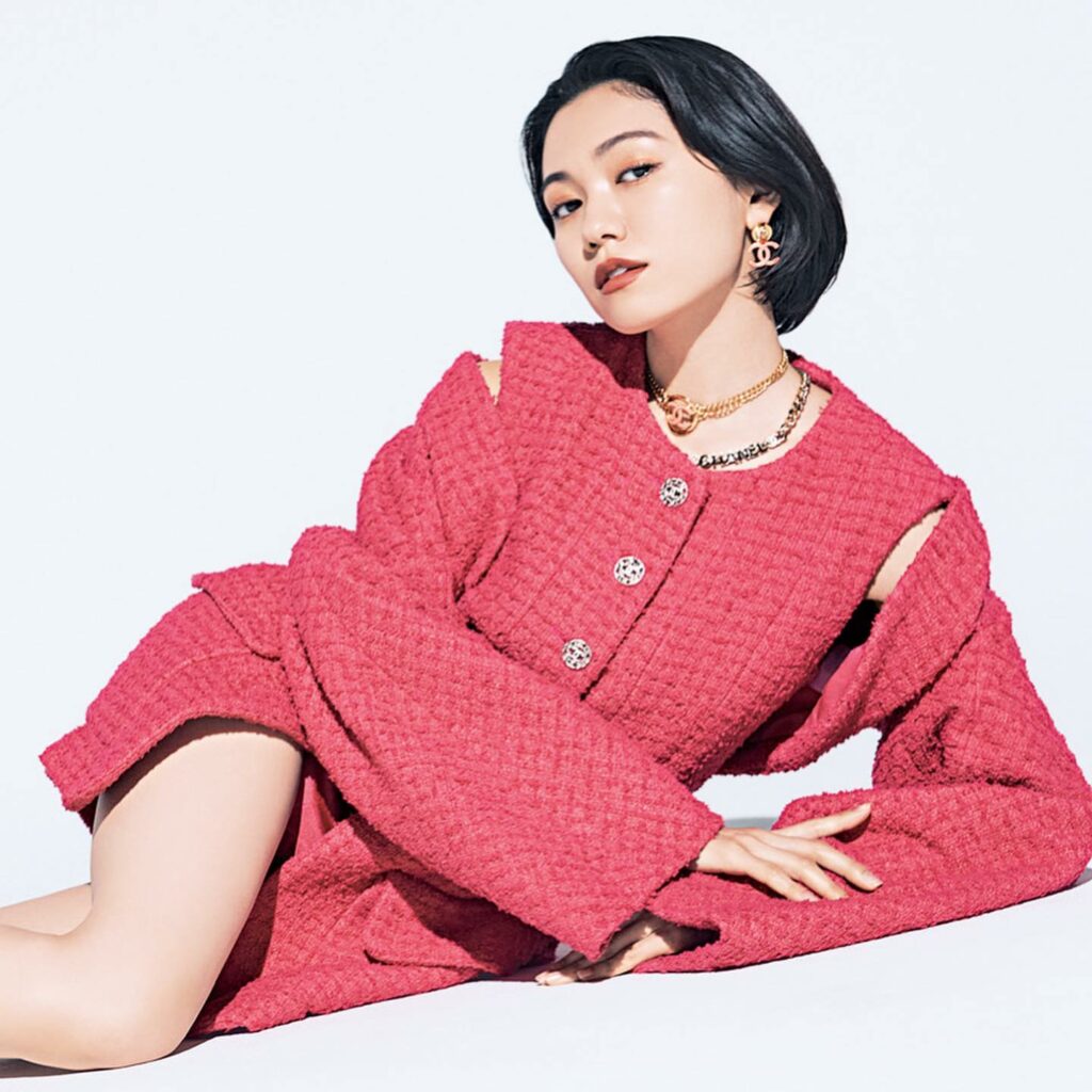 アクティビスト、写真家としても活躍する女優・ #二階堂ふみ が『エル・ジャポン』6月号のファッションストーリーに登場「シャネル」の2022年春夏コレクションを颯