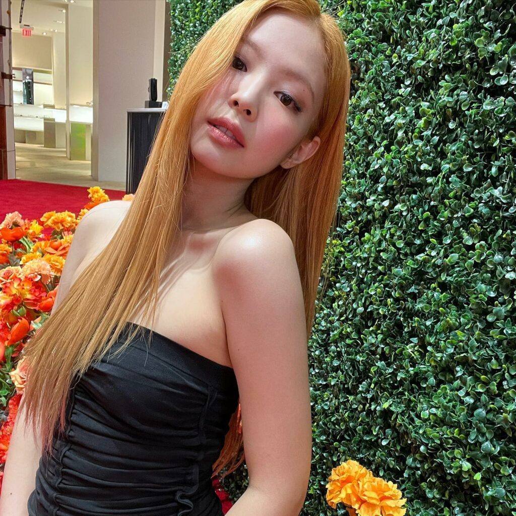 #ELLEbeauty つい先日、BLACKPINKのジェニーがオレンジヘアにイメチェンしたことが話題になったけれど、実は海外セレブの間でもオレンジヘアはビッグ #ELLEbeauty つい先日、BLACKPINKのジェニーがオレンジヘアにイメチェンしたことが話題になったけれど、実は海外セレブの間でもオレンジヘアはビッグ