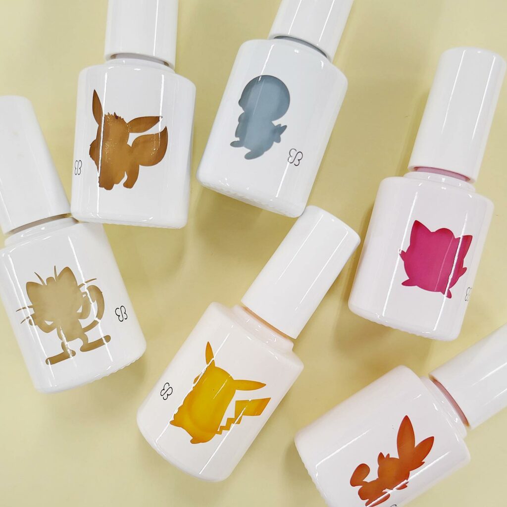 \ukaから、ピカチュウとポケモンたちをイメージした限定ネイルカラーが登場します!/
大人用の3種類(画像2枚目左の3色)は、落ち着きのあるスモーキートーンに。 \ukaから、ピカチュウとポケモンたちをイメージした限定ネイルカラーが登場します!/
大人用の3種類(画像2枚目左の3色)は、落ち着きのあるスモーキートーンに。