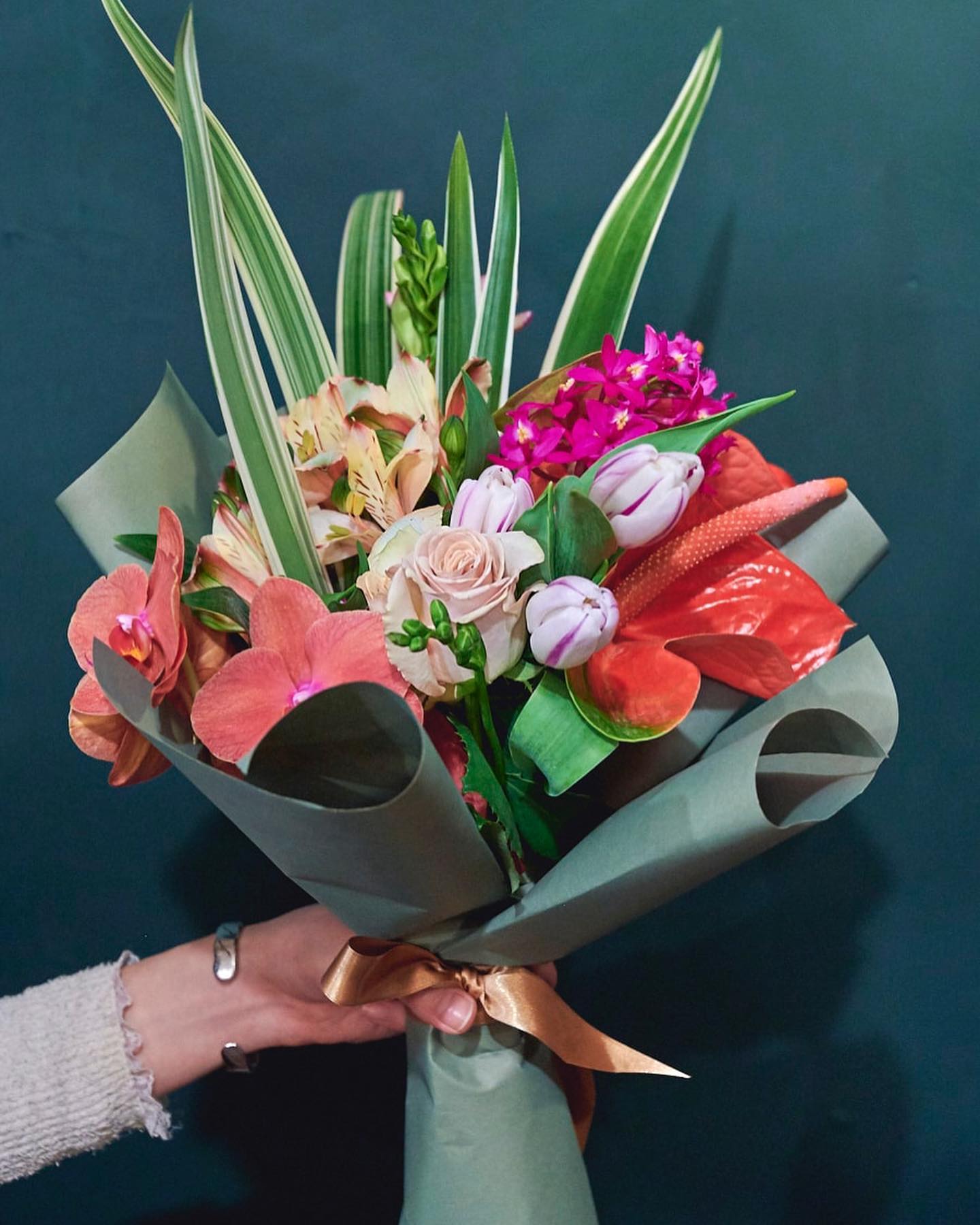 母の日 にいかが お花も家具もトレンドを追う中目黒 Farver で花束作り 秘密の花園は中目黒にあった 駒沢通りにひっそりと佇む木製の扉を開けると Magmoe