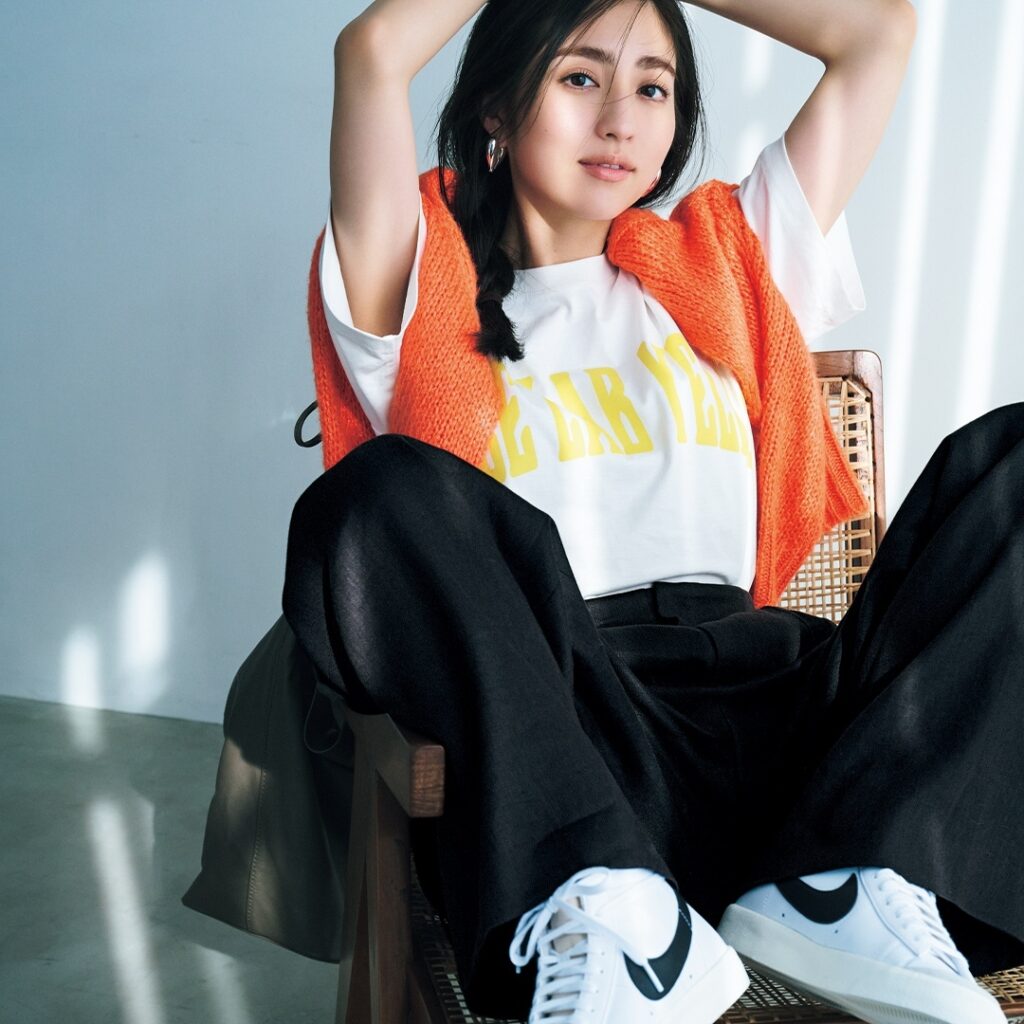 /
このコーデを真似したいと思ったら、
コメントにをください!
\
.
5月7日(土)、
引き続きトレンドの「ロゴT」は、
たっぷりとした黒のワイ /
このコーデを真似したいと思ったら、
コメントにをください!
\
.
5月7日(土)、
引き続きトレンドの「ロゴT」は、
たっぷりとした黒のワイ