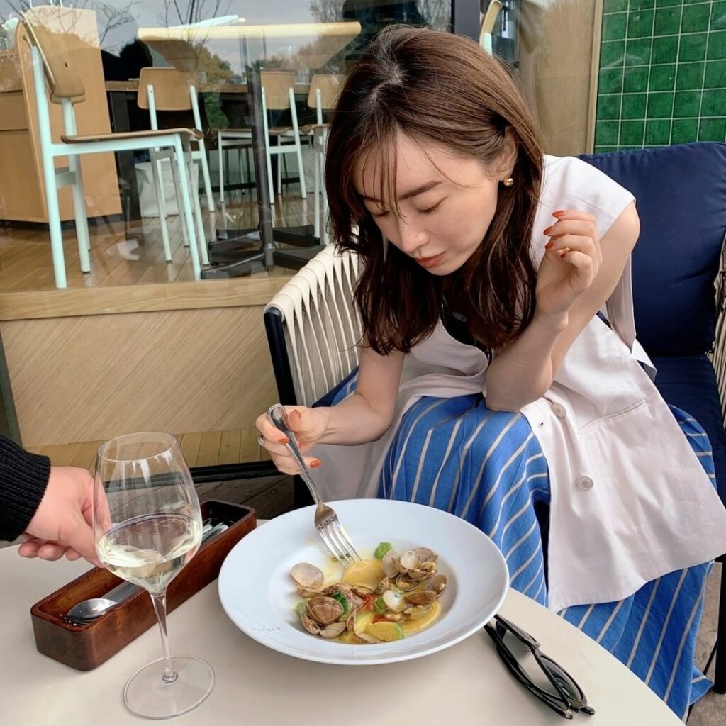 6月号「もしも松本まりかが先輩OLだったら」の食事シーン撮影後、そのまま朝ごはんタイムに突入

まりかさんが食べているパスタは、かなり美味！

まるで避暑地にあ