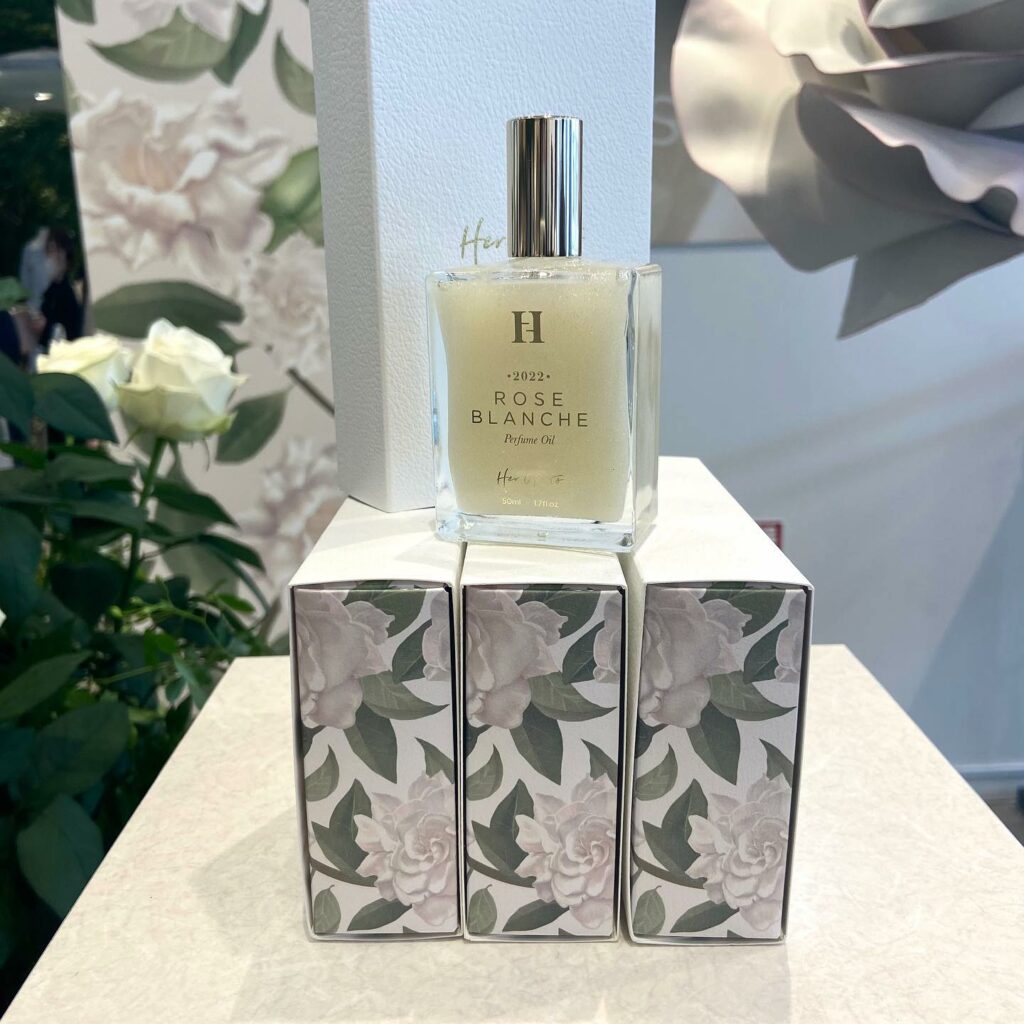 #小嶋陽菜 さんプロデュース #ハーリップトゥ から人気のパフュームオイルが登場

人気のパフュームオイル第5弾！
ホワイトローズペタルが軽やかに香るローズブラ