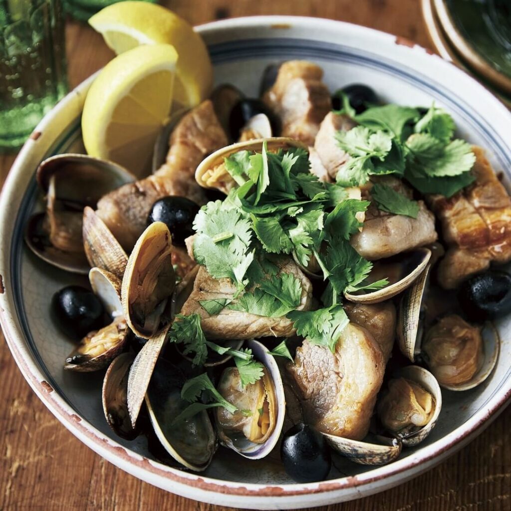 【#肉料理 #豚肉レシピ】フライパンとふたがあるだけで、メイン料理があっという間に完成豚肉とあさりで、豪華さをプラスした蒸し焼き料理を作ってみよう。
・
豚肉と 【#肉料理 #豚肉レシピ】フライパンとふたがあるだけで、メイン料理があっという間に完成豚肉とあさりで、豪華さをプラスした蒸し焼き料理を作ってみよう。
・
豚肉と